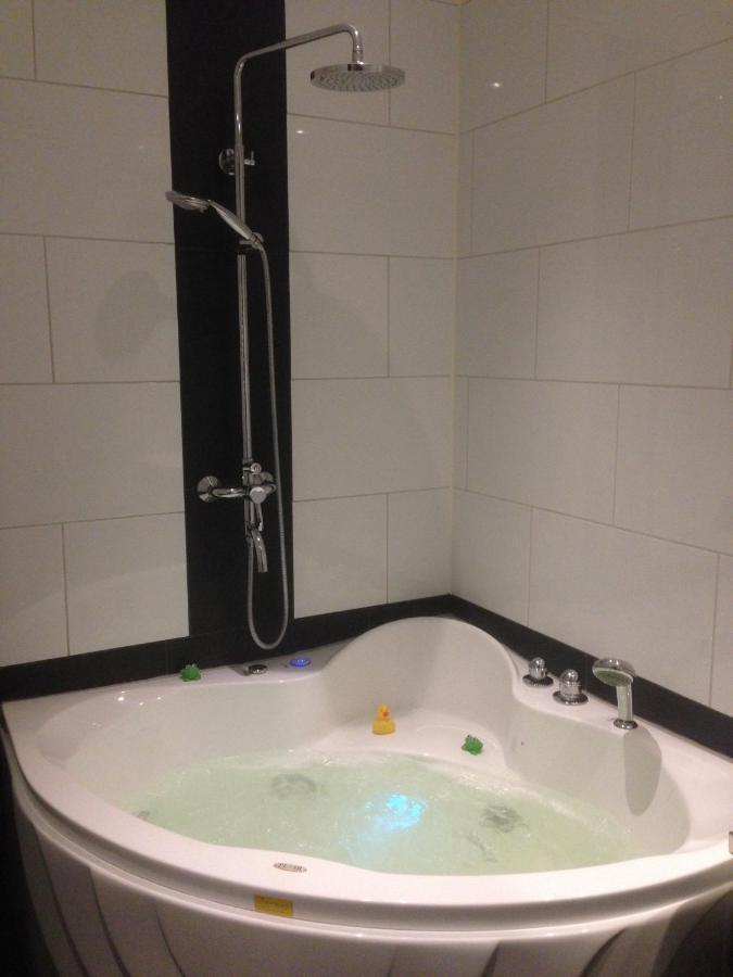 נורדוויק Beach Rose, 1 Free Parking, 2 Min. From Beach, Jacuzzi מראה חיצוני תמונה